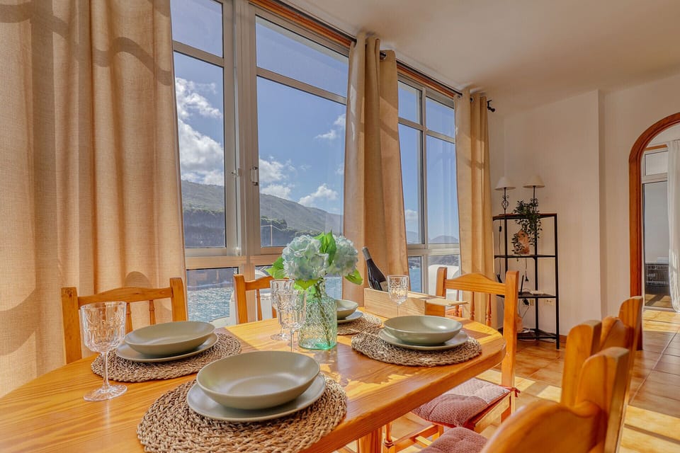 Dining area w/ocean view