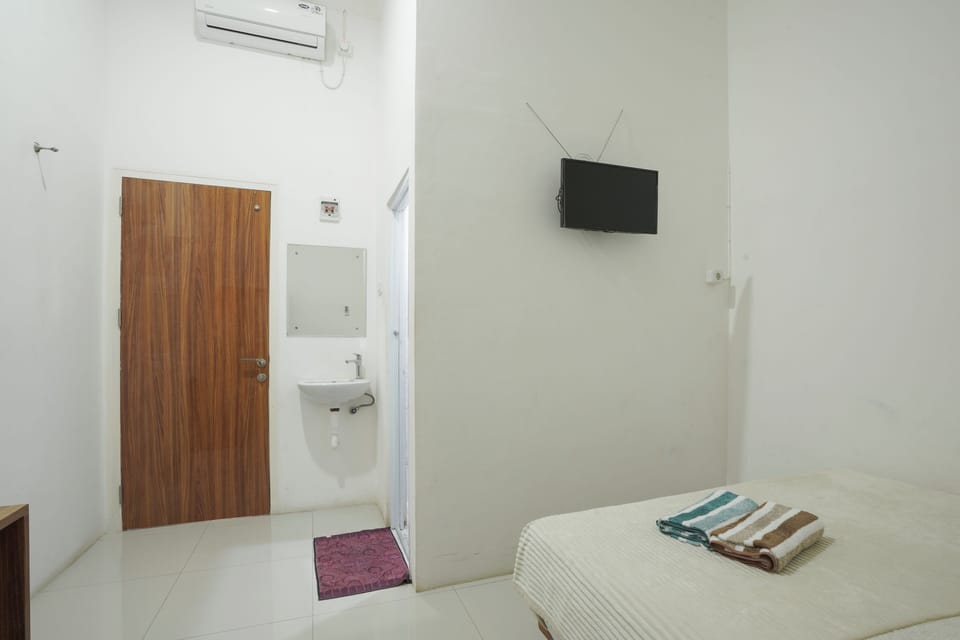 Desk, laptop workspace, WiFi (free), bed sheets