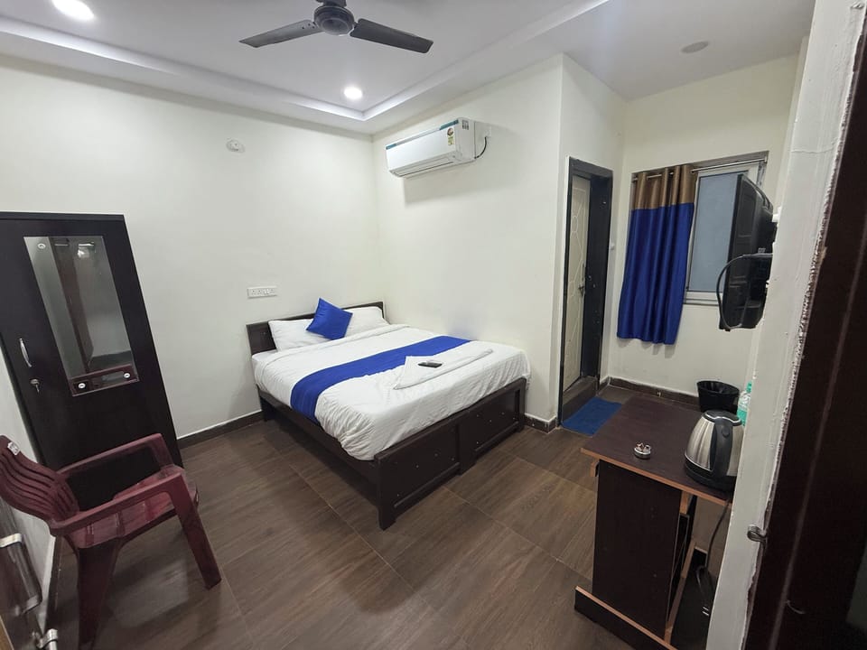 Classic Double Room, City View | Desk, laptop workspace, free WiFi