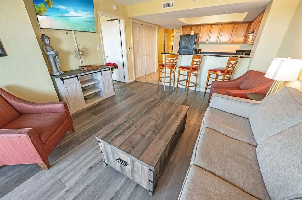 Large Living Area with Amazing Views