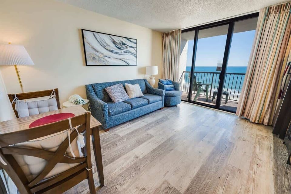 Amazing Living Room with Stunning Views☀️