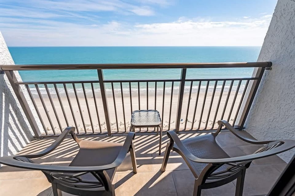 Balcony with Amazing Views of the Ocean