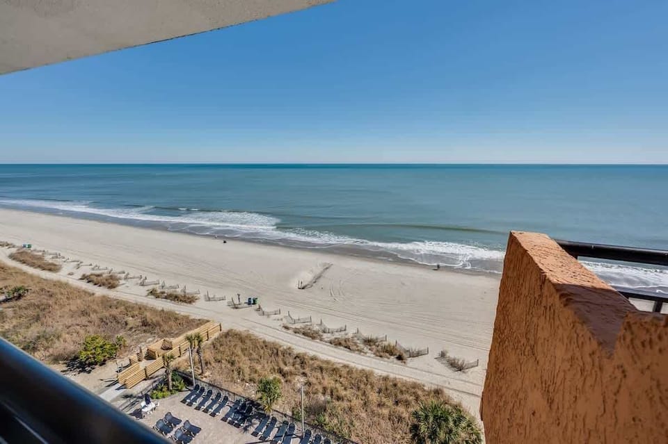 Balcony with Amazing Views of the Ocean