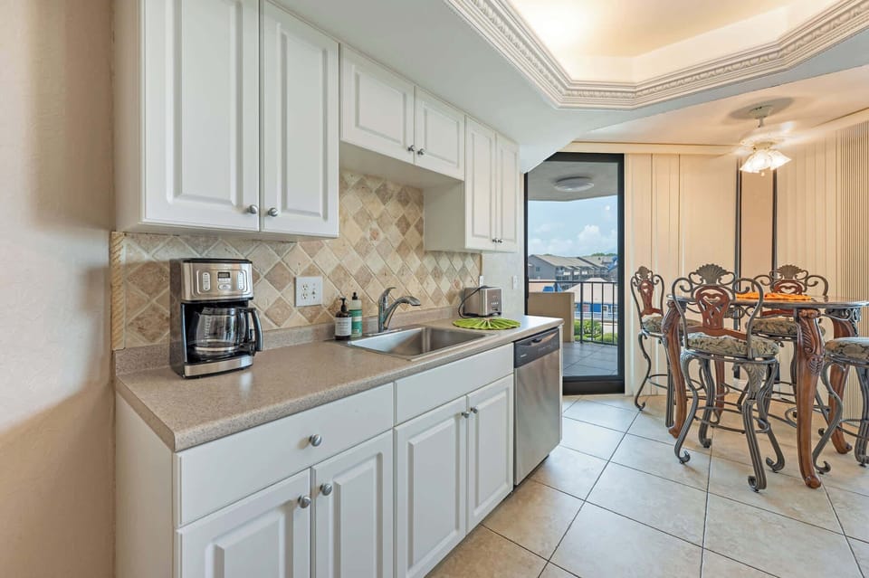 Modern Kitchen + Dining Area
