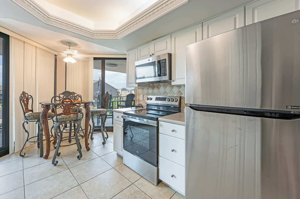 Modern Kitchen + Dining Area
