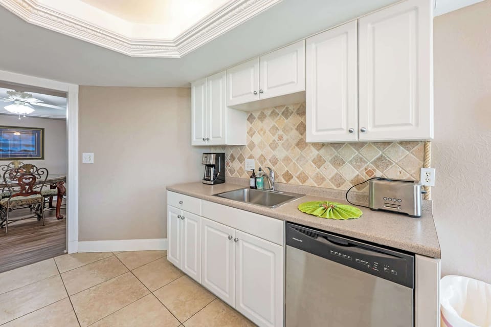 Modern Kitchen + Dining Area
