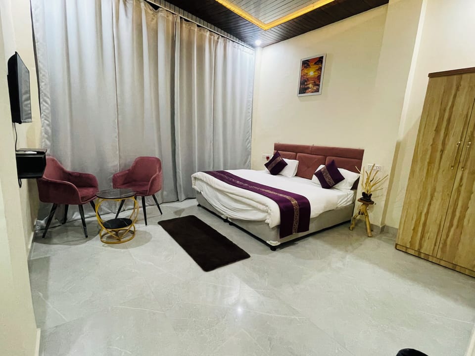 Luxury Double Room, City View | Desk, laptop workspace, blackout drapes, soundproofing