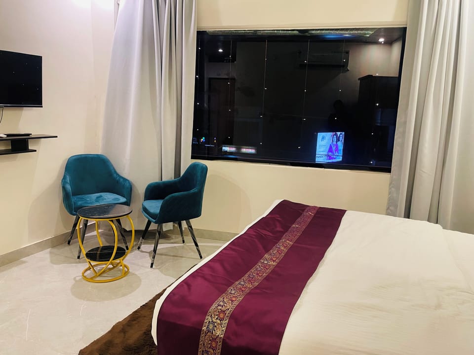 Luxury Double Room, City View | Desk, laptop workspace, blackout drapes, soundproofing