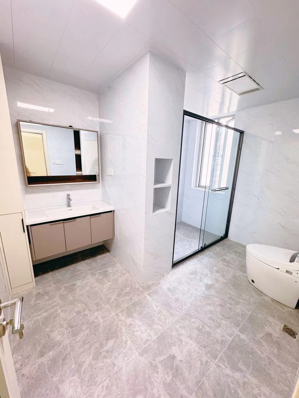 Superior Apartment, Canal View | Bathroom | Slippers