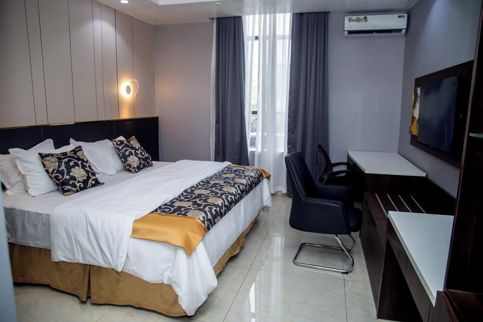 Standard Room, 1 King Bed, Non Smoking, City View | Living area