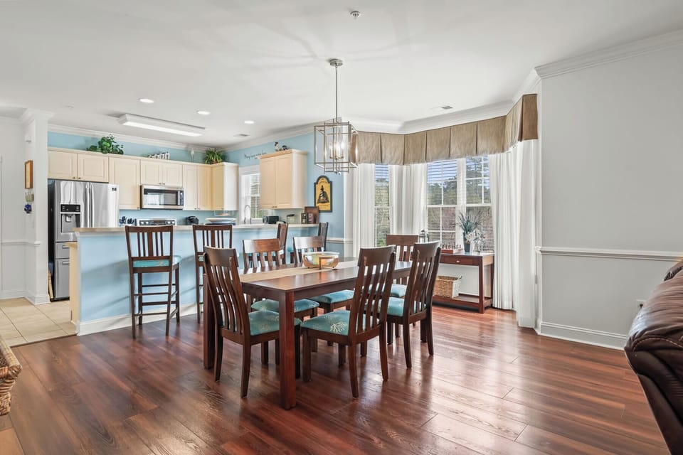 Dining/Breakfast Bar