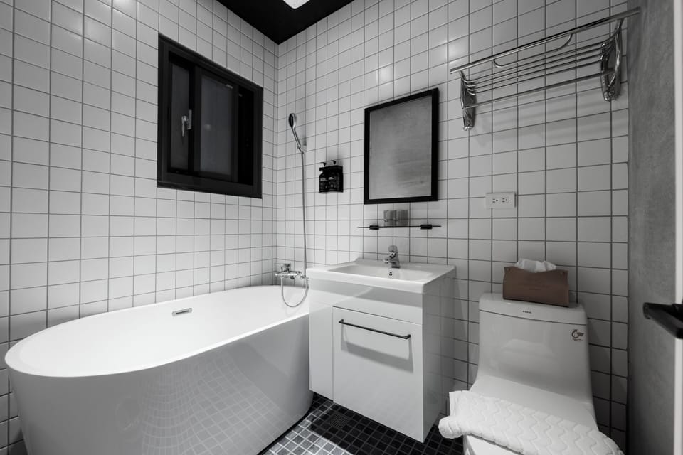 Comfort Double Room | Bathroom | Combined shower/tub, free toiletries, hair dryer, towels