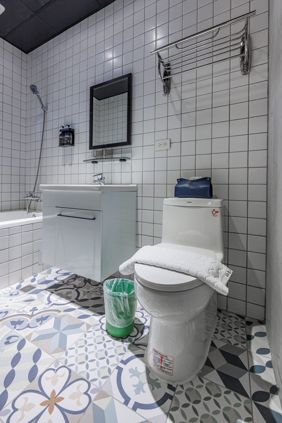 Comfort Double Room | Bathroom | Combined shower/tub, free toiletries, hair dryer, towels