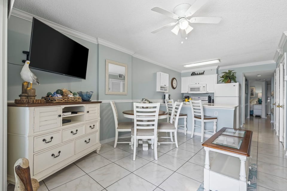 Royal Palms 704 Living into dining & kitchen area
