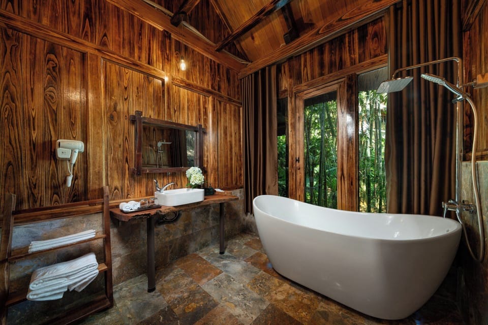 Luxury Twin Room, Balcony, Mountain View | Bathroom | Shower, free toiletries, hair dryer, bathrobes