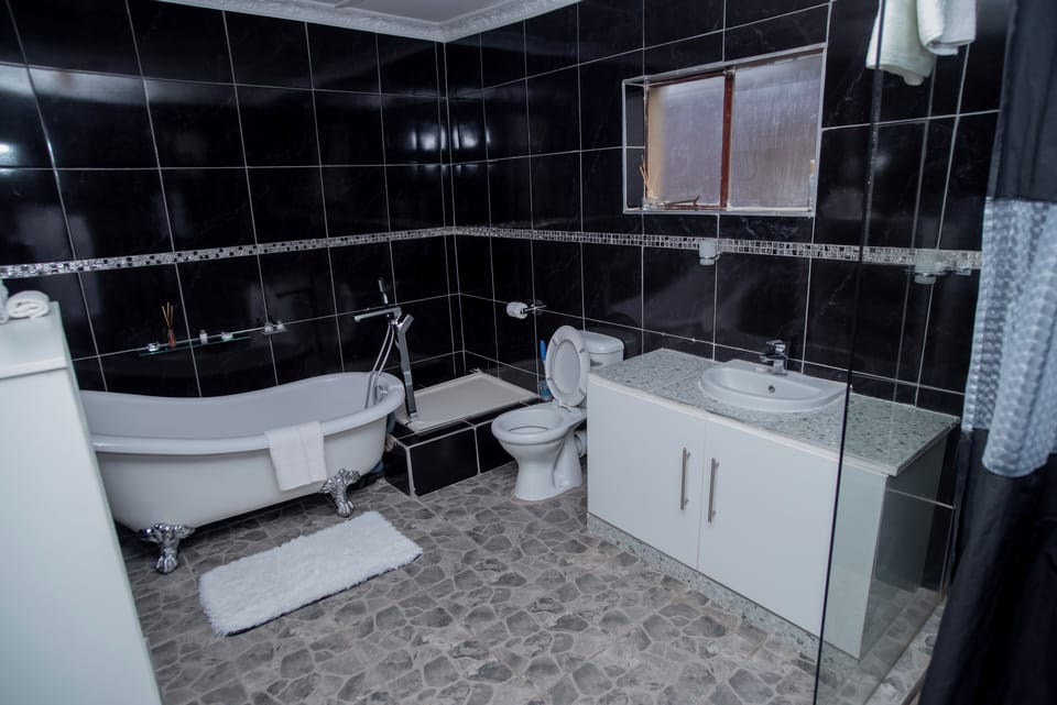 Luxury Suite | Bathroom | Shower, towels, soap, shampoo