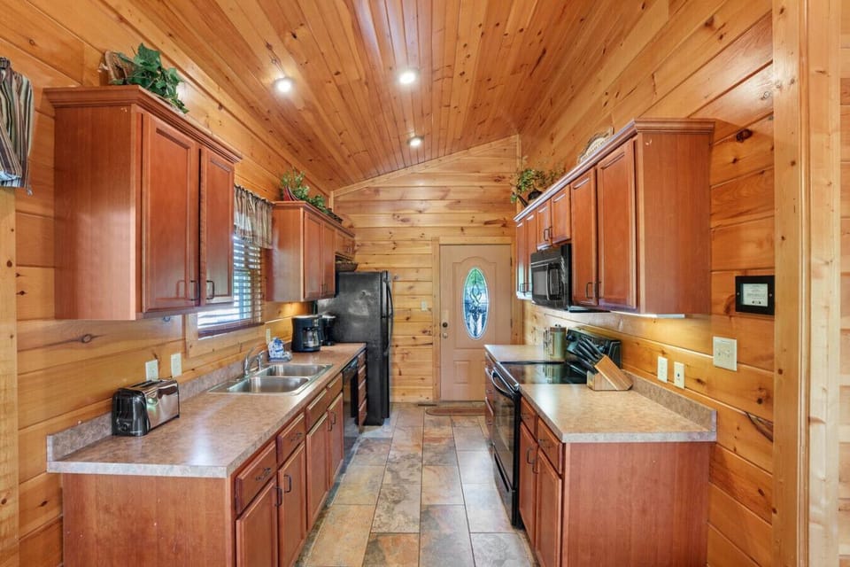 The kitchen also includes plenty of storage space and a full suite of appliances.