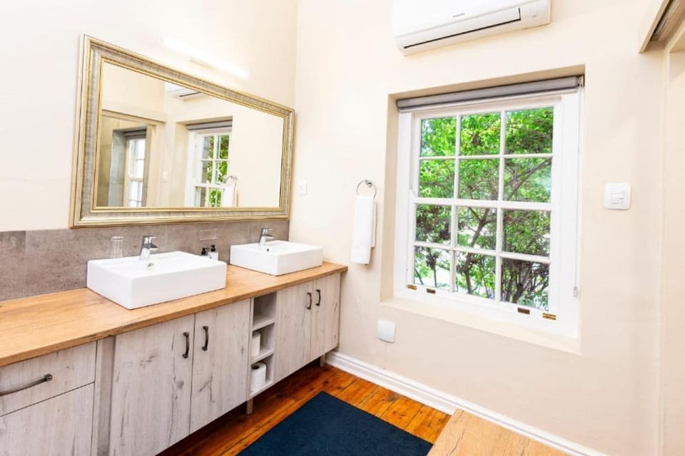 Apartment, Non Smoking, Patio | Bathroom | Towels, soap, shampoo, toilet paper