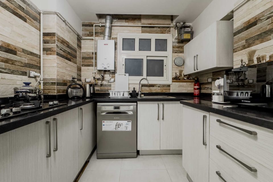Basic Apartment | Private kitchen | Fridge, microwave, oven, stovetop