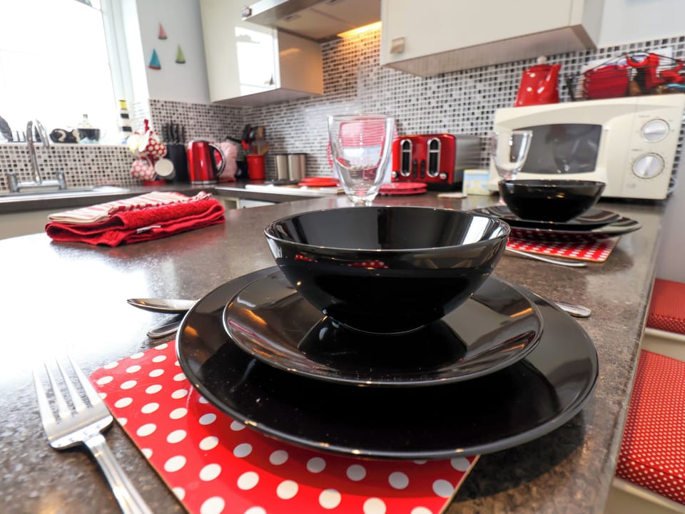 Cottage | Private kitchen | Microwave, toaster, cookware/dishes/utensils