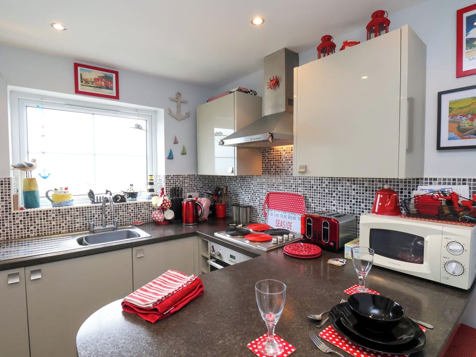 Cottage | Private kitchen | Microwave, toaster, cookware/dishes/utensils
