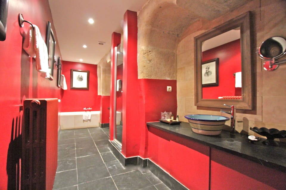 Combined shower/tub, free toiletries, hair dryer, bidet