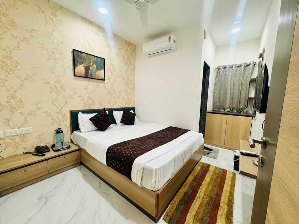 Basic Room | Desk, laptop workspace, free WiFi