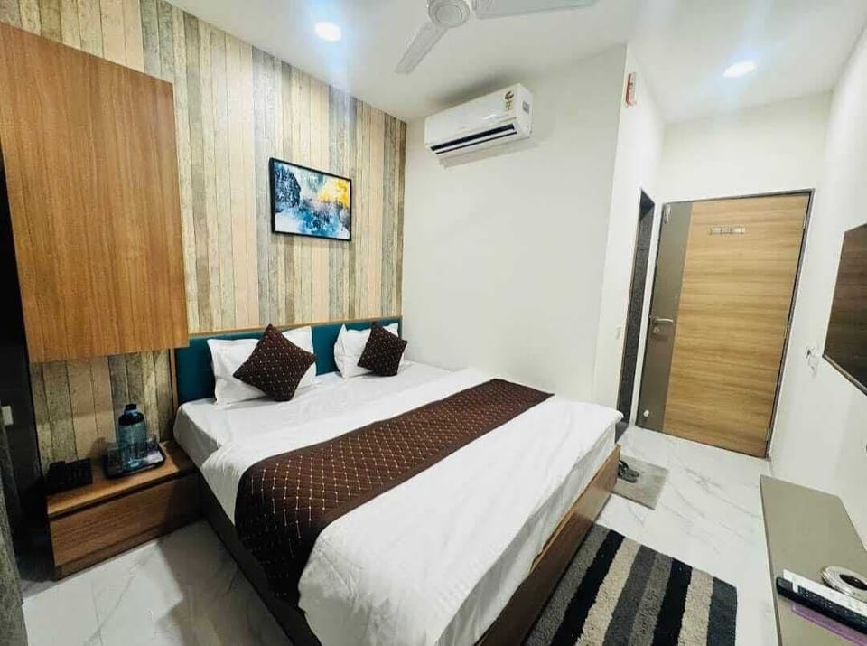 Basic Room | Desk, laptop workspace, free WiFi