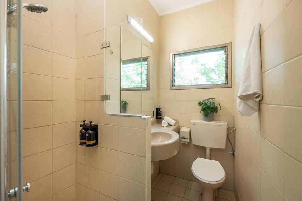 Basic Double or Twin Room | Bathroom | Towels