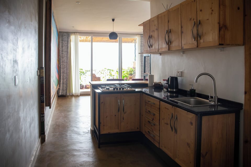 Grand Studio Suite, Hill View | Private kitchen | Shared fridge, shared microwave