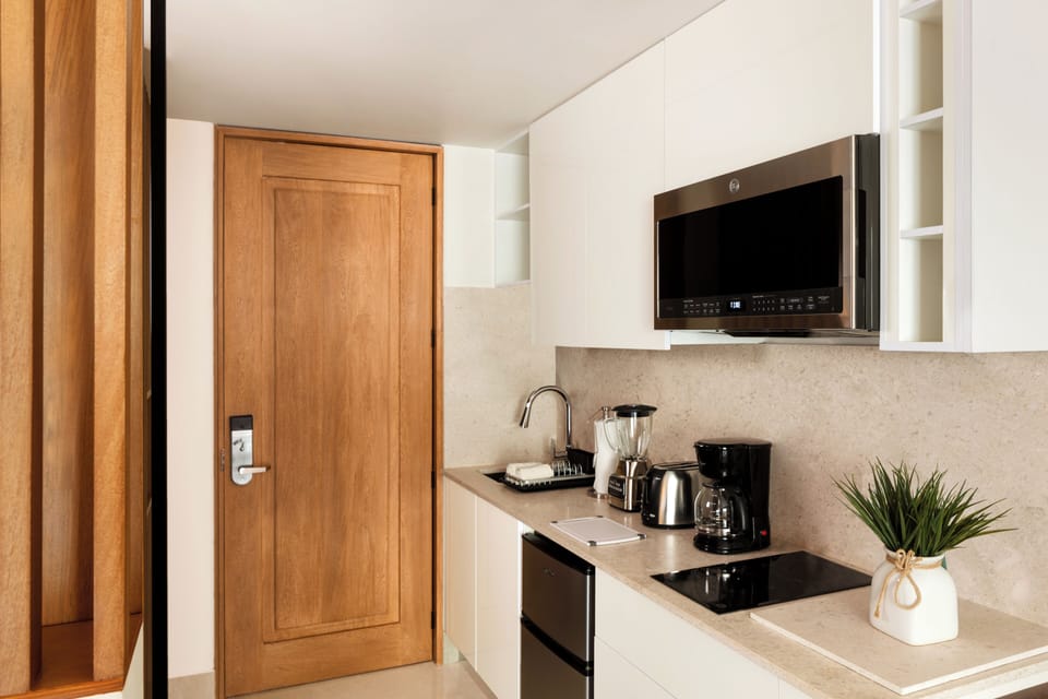 Classic Studio Suite, 1 King Bed, Kitchenette, City View | Minibar, in-room safe, desk, laptop workspace