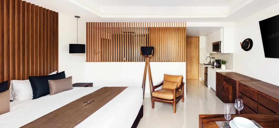Classic Studio Suite, 1 King Bed, Kitchenette, City View | Minibar, in-room safe, desk, laptop workspace