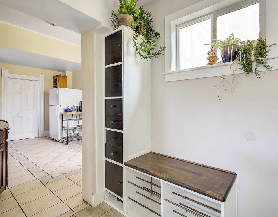 Entry into kitchen
