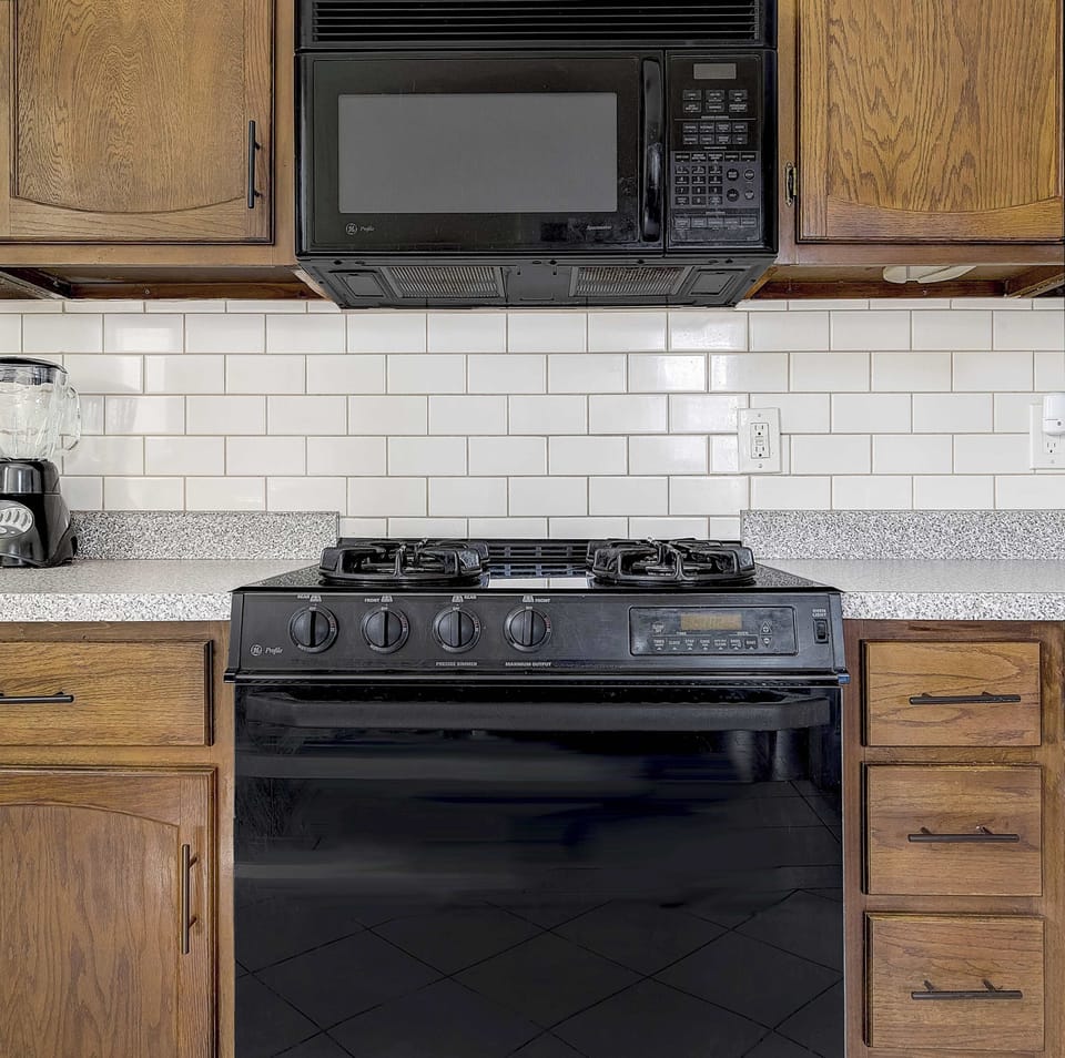 Stove and microwave in kitchen