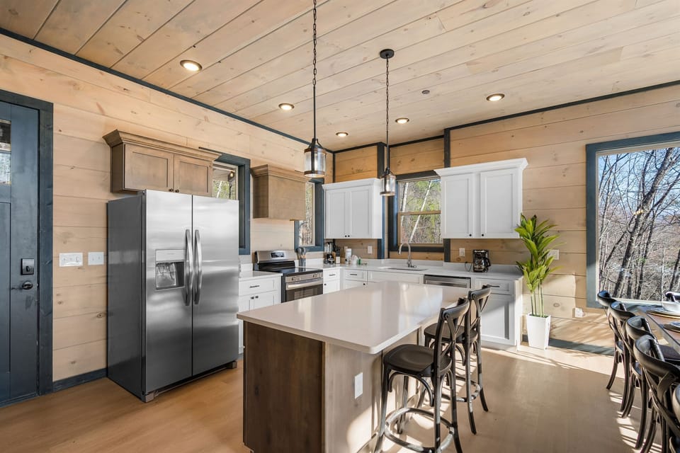 Modern Kitchen with amenities and utensils, fully loaded!
