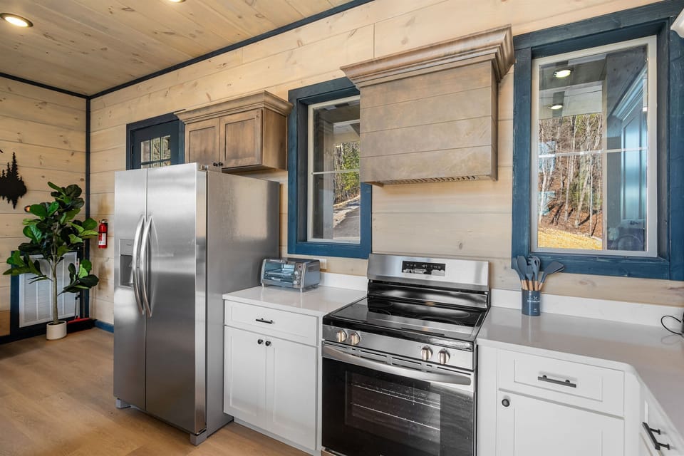 Kitchen with all appliances
