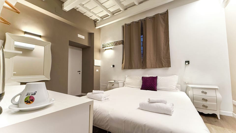 Classic Double or Twin Room | In-room safe, soundproofing, iron/ironing board, free WiFi