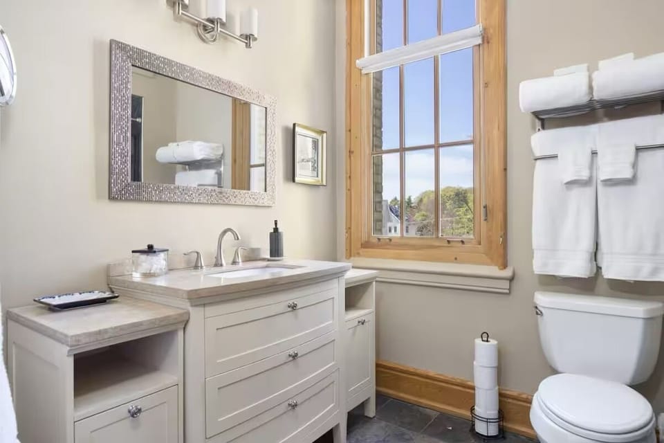 Bright full bath