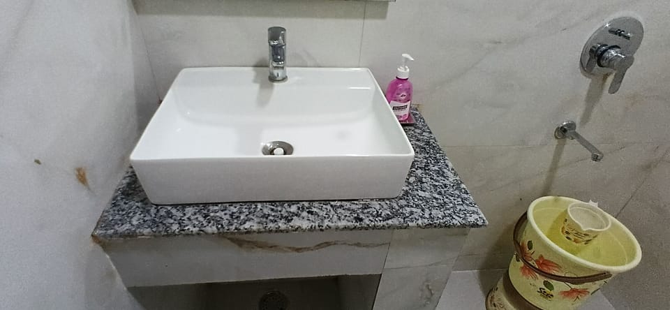 Basic Double Room | Bathroom