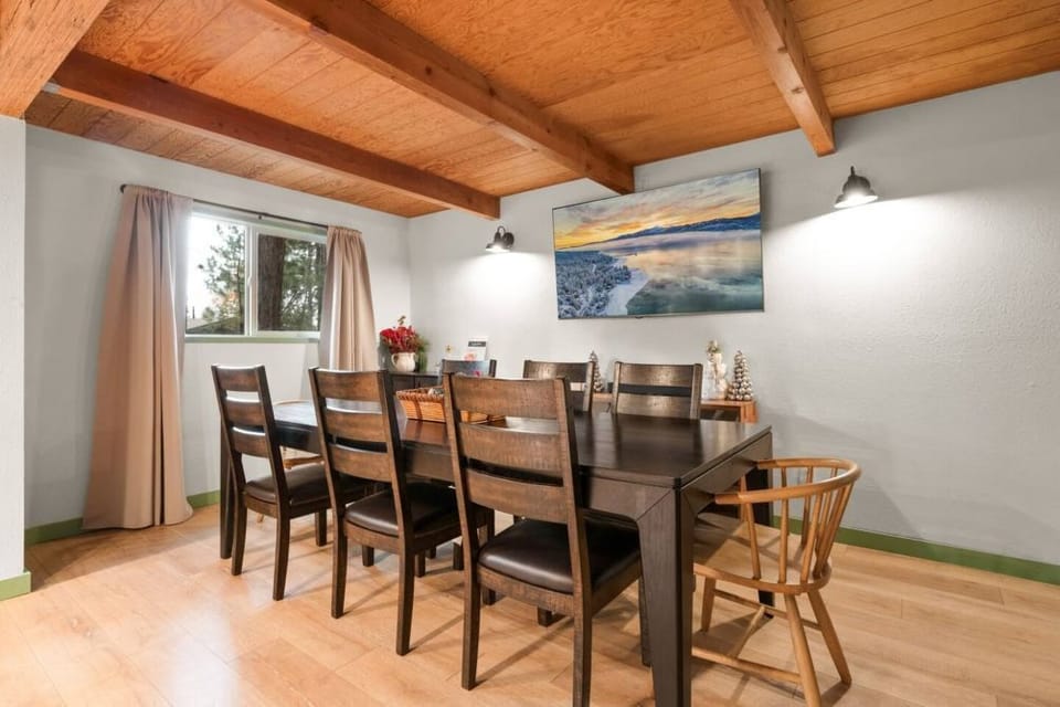 Cook and dine in style in our warm and welcoming kitchen, where rustic wooden beams and a spacious dining table invite shared moments and culinary creativity.