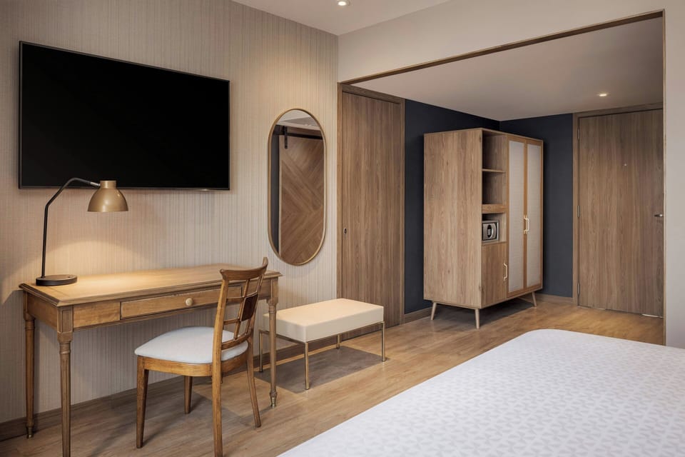Standard Room, 1 King Bed | Minibar, blackout drapes, soundproofing, cribs (free)