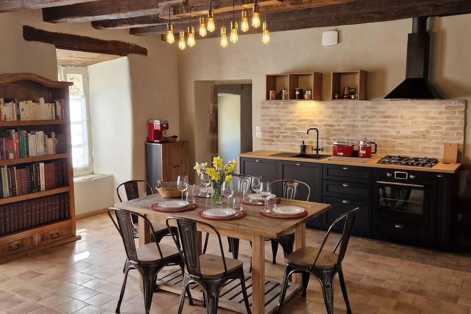 Equipped kitchen and dining area with toaster, kettle and espresso machine (ground coffee)