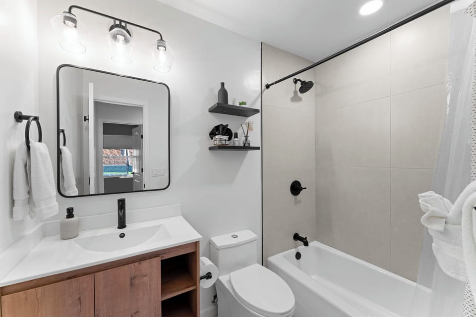 Bathroom 2 located in hallway w/bathtub