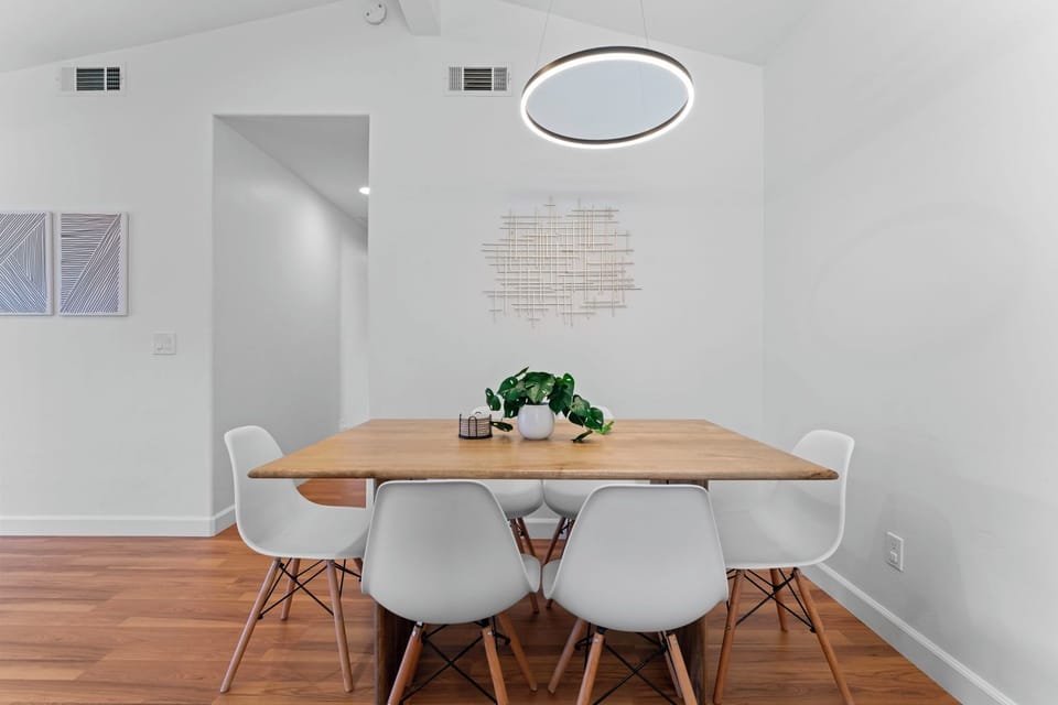 Dining table w/seating for 6 (extra bar stool seating on kitchen island)