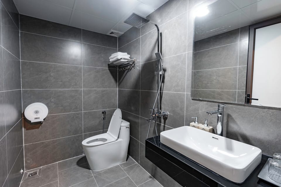 Basic Double Room, Non Smoking, City View | Bathroom | Shower, hydromassage showerhead, free toiletries, hair dryer