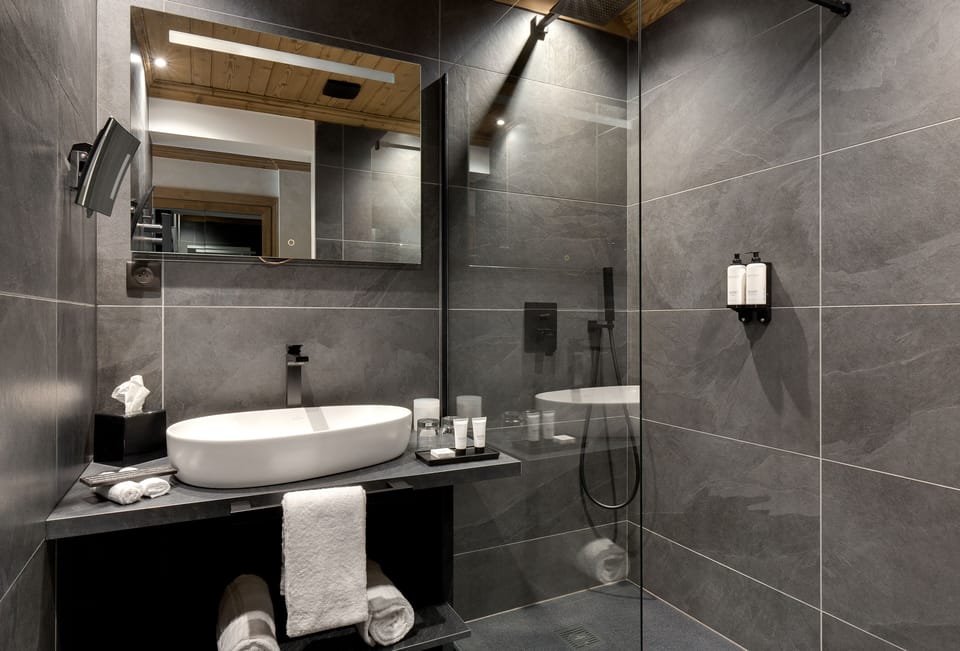 Deluxe Double Room, Mountain View | Bathroom | Hair dryer, bathrobes, slippers, towels