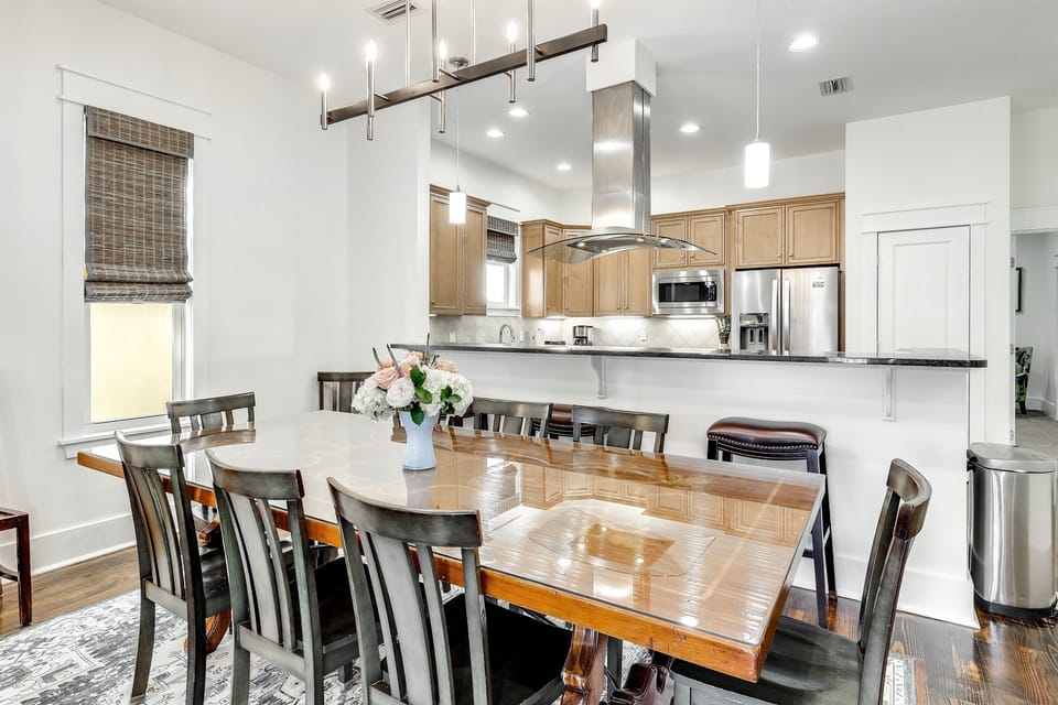Dining seats 8