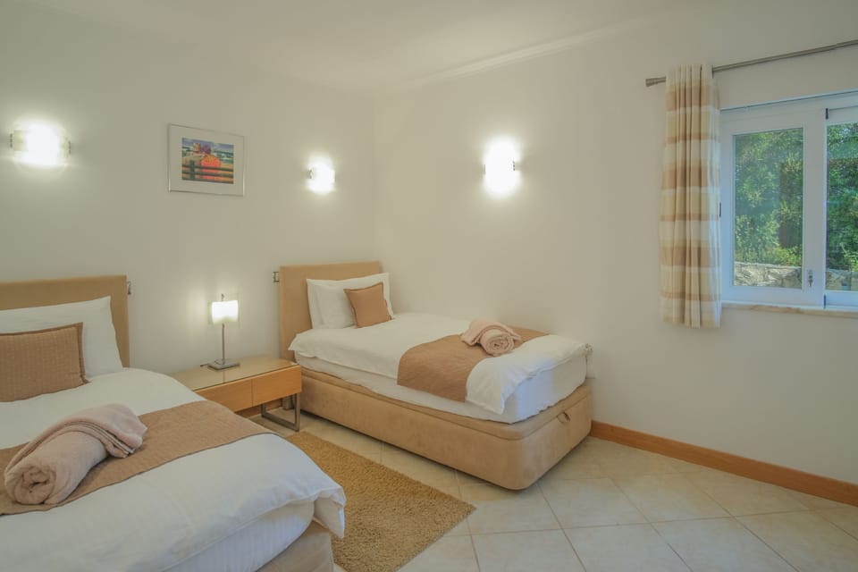 Twin bedroom with air con
