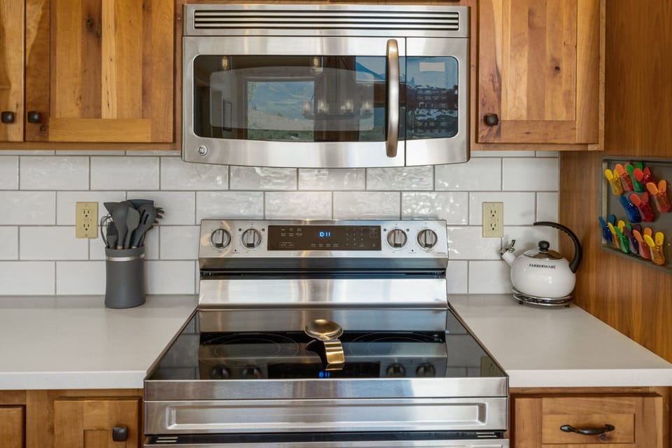 Stainless steel appliances | Main Level