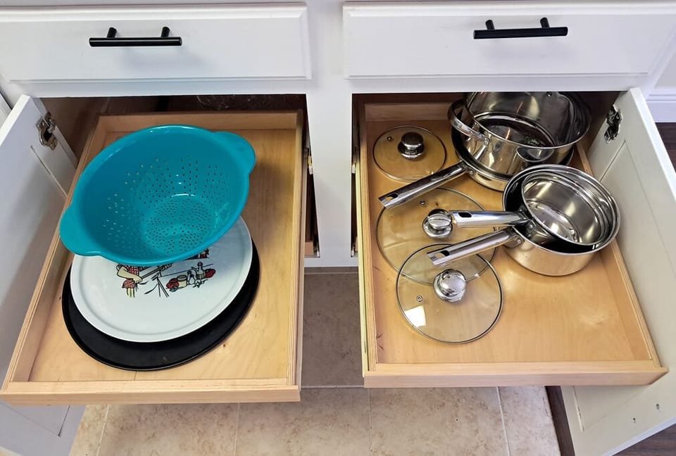 
Pizza pan, pots and pans